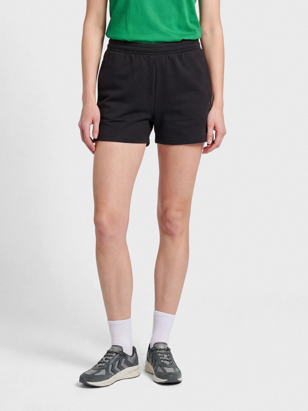 hmlRED BASIC SWEAT SHORTS WOMAN